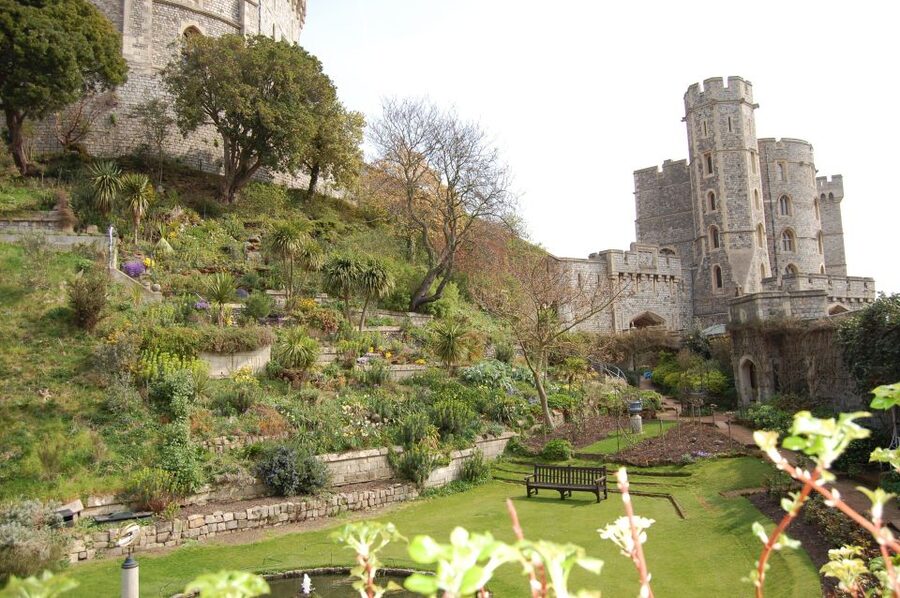 From London: Half-Day Trip to Windsor with Castle Tickets - What the live coach guide adds (and why it saves time)