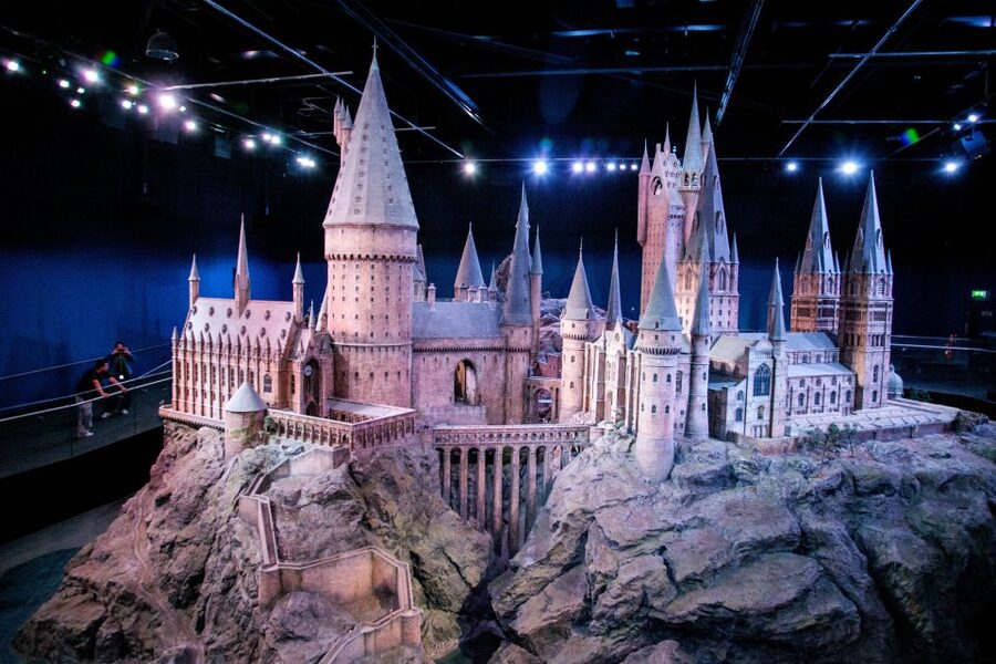 From London: Harry Potter Warner Bros Studio Tour - Platform 9 ¾ and the Hogwarts Express Carriage Walkthrough