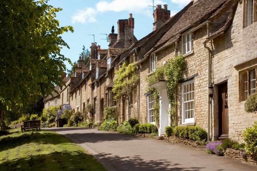 From London: Oxford and Cotswolds Villages Day Trip - London Pick-Up and the Coach Ride Through the Chiltern Hills