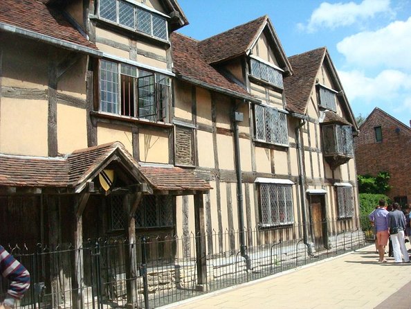 From London: Shakespeare's Stratford-upon-Avon Day Trip by Coach - Getting on board: Golden Tours, Bulleid Way, and the 8:30am departure