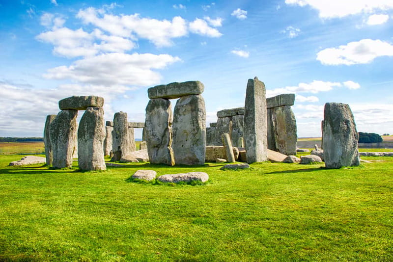 From London: Stonehenge and Bath Full-Day Tour with Guide - The guide on the road: jokes and facts while you stay off the timetable