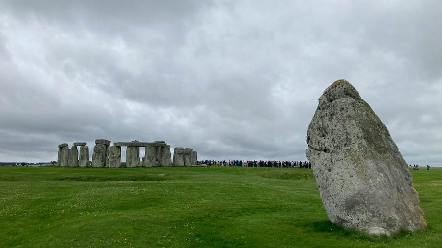 From London: Stonehenge Day Trip with Audioguide - Meeting near Victoria: where to stand and what to look for