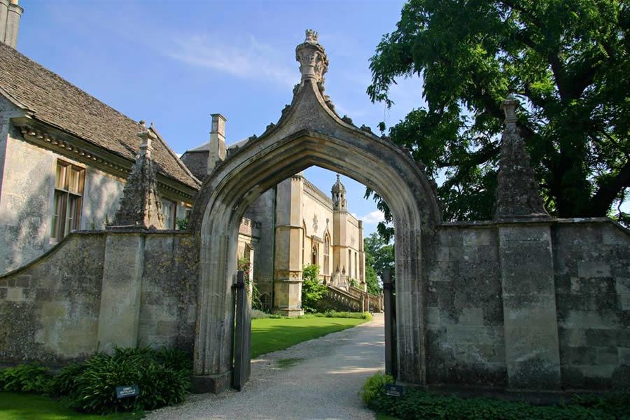 From London: Stonehenge Private Inner Circle Tour with Bath - Lacock village and the George Inn: quick, charming, and efficient