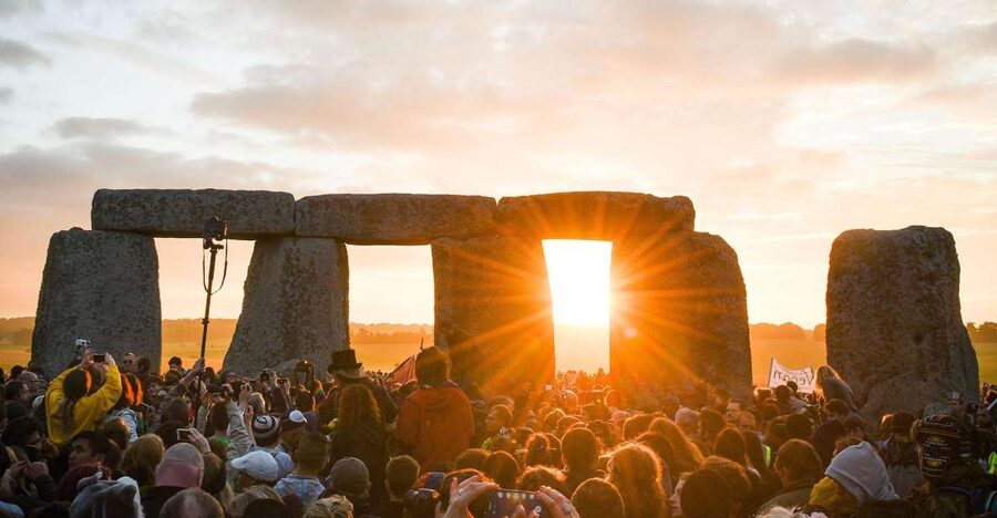 From London: Stonehenge Solstice Celebration Tour - Sunrise vs Sunset Departing From London: Picking the Right Time