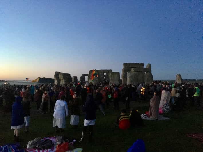 From London: Stonehenge Summer Solstice Sunrise Shuttle - The Earls Court meeting point: how to avoid an expensive scramble