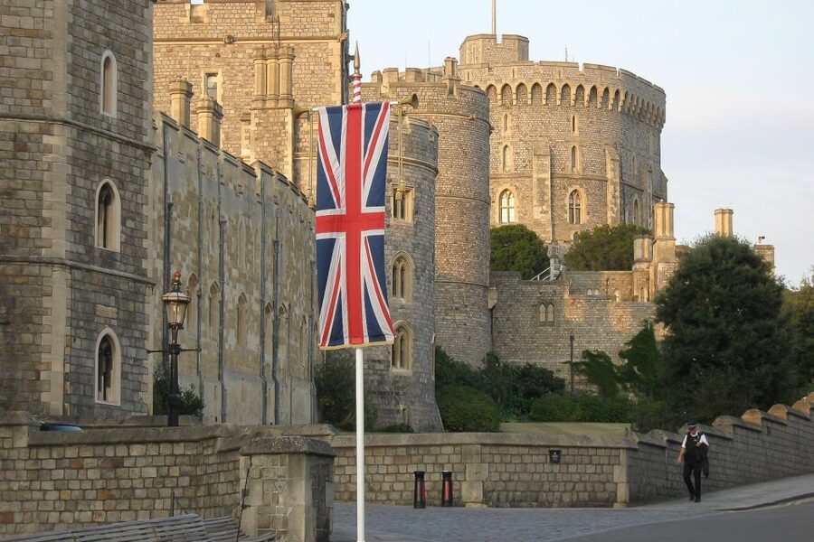 From London: Stonehenge, Windsor, and Bath Small Group Tour - Bath in 90 minutes: Roman bones and Georgian polish