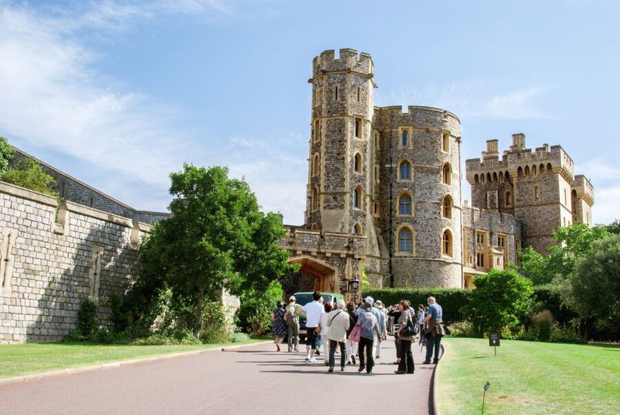 From London: Windsor Castle, Bath, and Stonehenge Day Trip - Coach comfort, timing, and the 8:00 PM return to London
