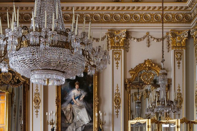 Full Royal Tour: Royal London & Buckingham Palace Tour - Trafalgar Square: the quick stop that grounds you in central London