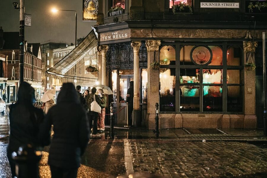 German Language : Original Jack the Ripper Tour - What kind of guide you’ll get (and why the photo work matters)