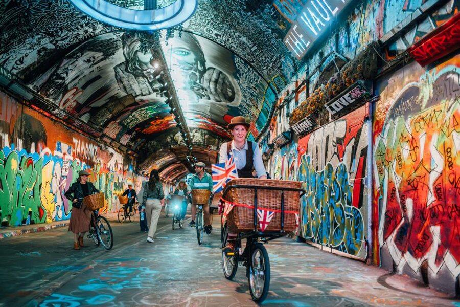 Gin Safari: Boozy London History on Two Wheels - Southwark Bridge: kicking off the route with proper river energy
