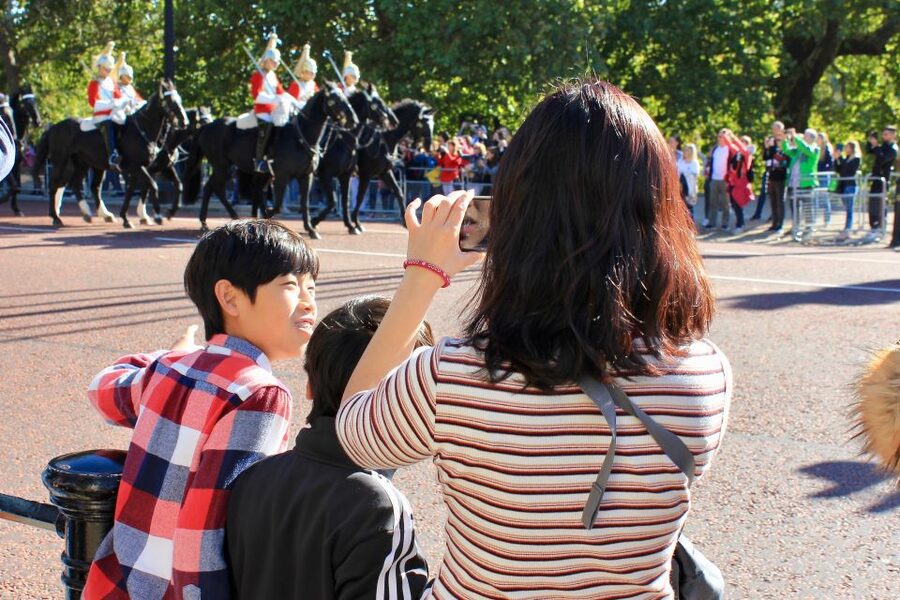 Grand London Half-Day Bicycle Tour - Banksky tunnel and Trafalgar Square: street art with a legal twist