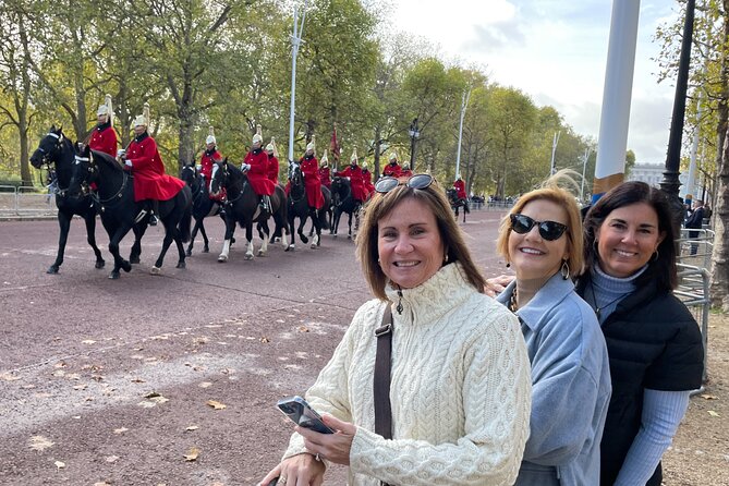 Half Day Highlights Tour of London in London Black Cab - Harrods for a selfie: quick, fun, and a reality check