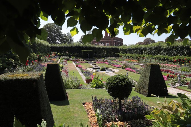 Hampton Court Guided Tour. Full day Access & High Tea - The Guided Palace Walk: Henry VIII Stories and Royal Turns
