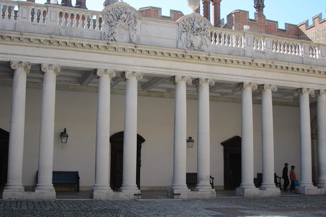 Hampton Court Palace 3hr tour: Henry VIII's & William III's intriguing Palaces - Stop 1 at Hampton Court: Henry VIII’s Great Hall, kitchens, and Haunted Gallery