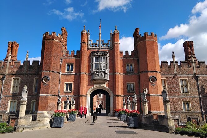 Hampton Court Palace Private Guided Tour - Tudor Half: Henry VIII, Six Wives, Kitchens, and the Haunted Gallery