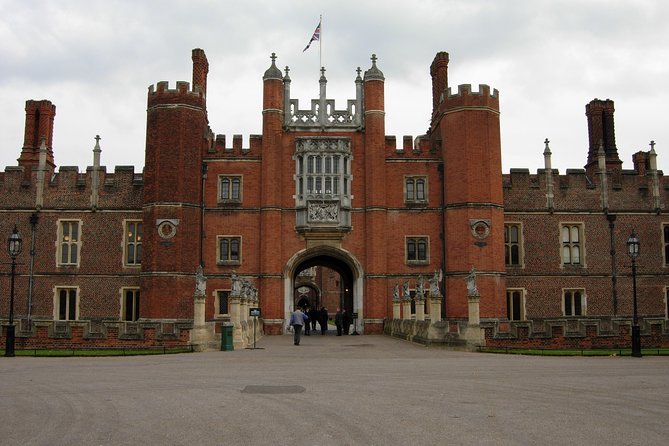 Hampton court palace private tour from London - Inside Hampton Court Palace: two hours that should feel intentional