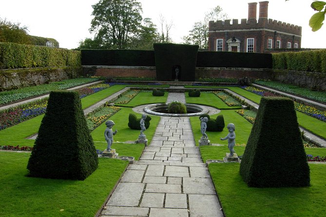 Hampton court palace private tour from London - Guides who tailor the day: Simon, Dennis, Adriana, Shiv