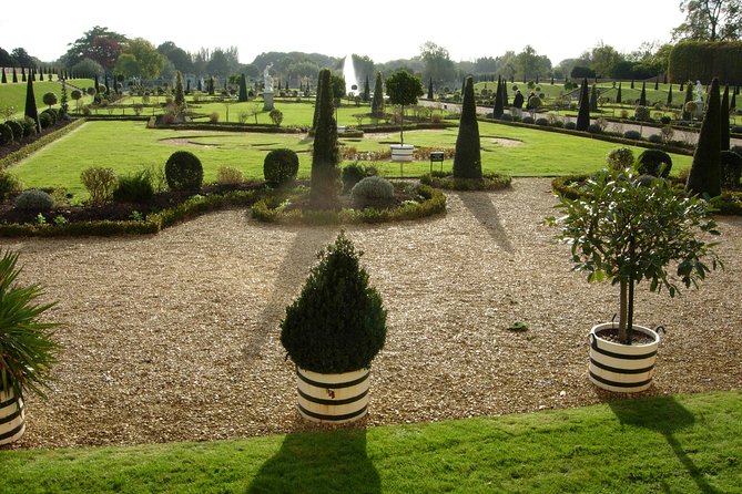 Hampton court palace private tour from London - The Hampton Court Maze and Thames views: where the day loosens up