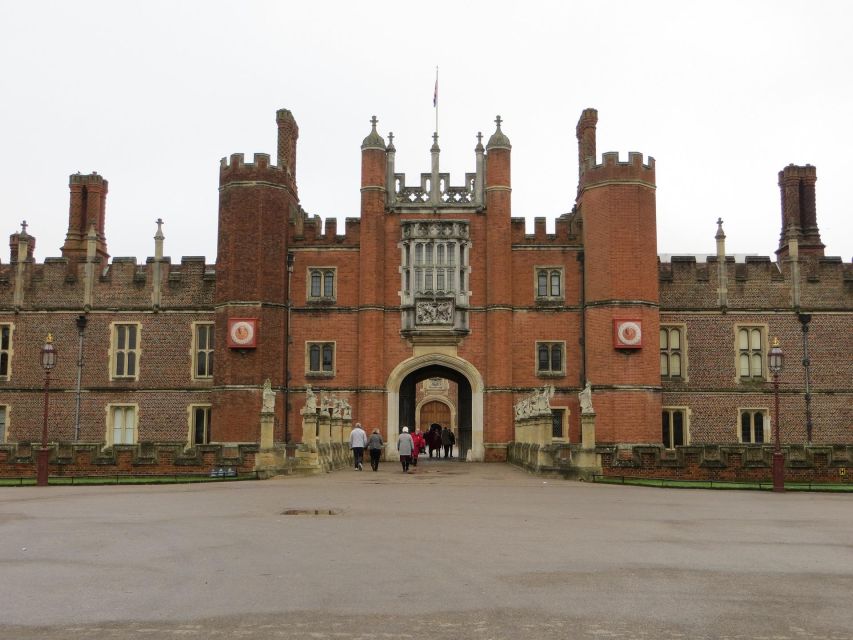 Hampton Court Palace Private tour With Fast Track Entry - The best part: getting into Hampton Court without the scramble