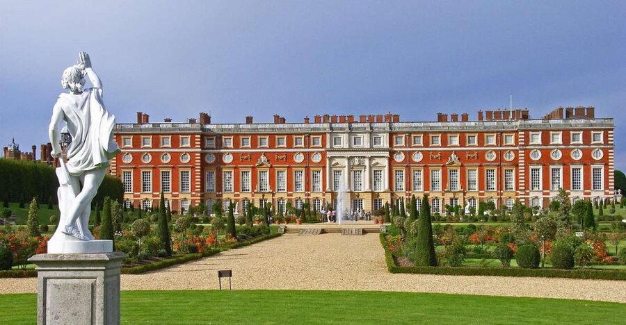 Hampton Court Palace Private tour With Fast Track Entry - What to look for during your fast-track entry and 2.5 hours inside