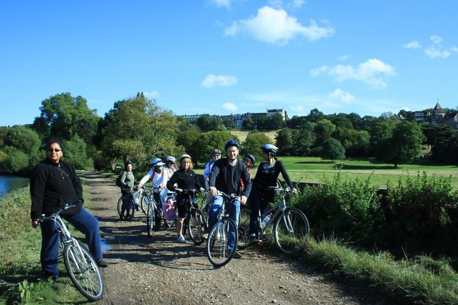Hampton Court Palace: River Thames Bike Tour - Hampton Court Palace arrival: tickets, bike pickup, then leisure time