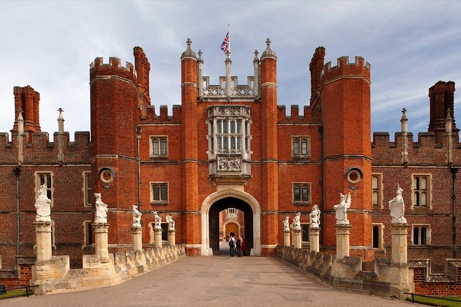 Hampton Court Palace & Windsor Castle Private Car Tour from London - Hampton Court Palace: Henry VIII’s Great Hall and the Garden Time Budget