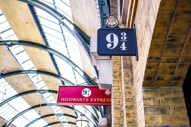 Harry Potter Film Location Walking Tour & Thames River Cruise - London Bridge and the walk-to-river transition