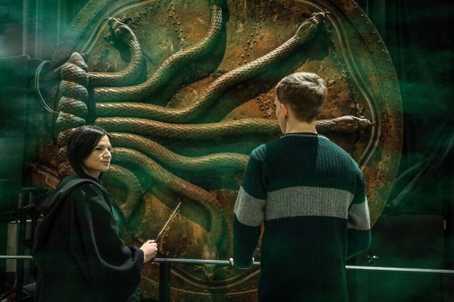 Harry Potter: Warner Bros. Studio Tour from King's Cross - Platform 9¾ and the Hogwarts Express: your hands-on step into the scene
