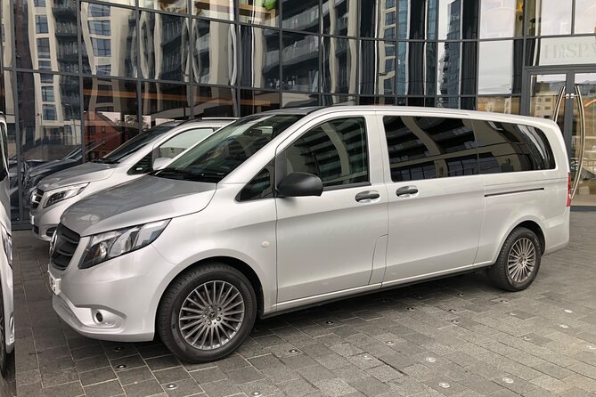 Heathrow Airport to Southampton Private Transfer - On the Road Comfort: Wi‑Fi, A/C, Water, and Calm in Heavy Traffic