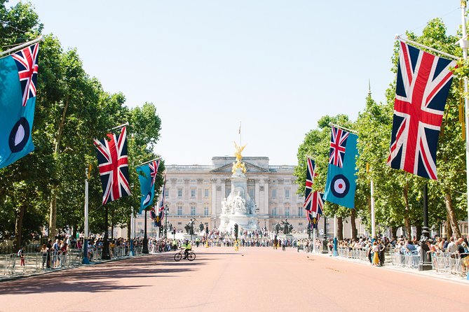 Highlights of Royal London Bike Tour including Hyde Park - National Portrait Gallery: A Photo-Friendly Detour