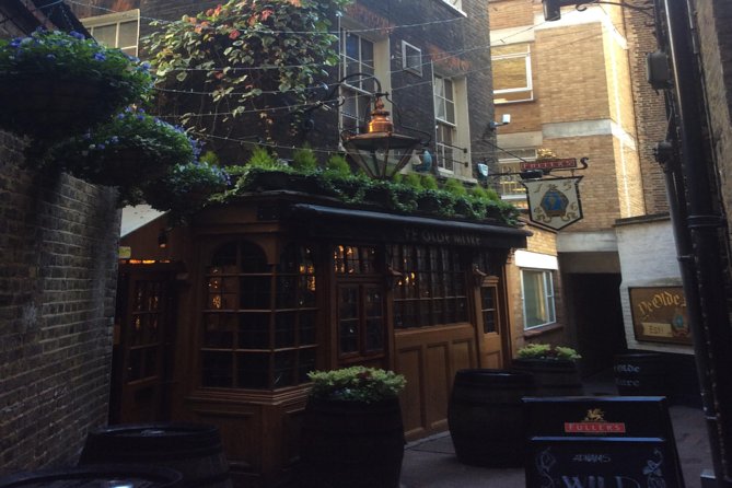 Historic London Pubs Private Walking Tour With Free Drinks! - Who Should Book This Historic Pub Walk