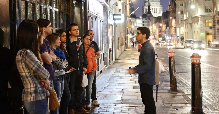 Historic pub tour with Brazilian guide (in Portuguese) - Four historic pubs: how the stops work for your enjoyment