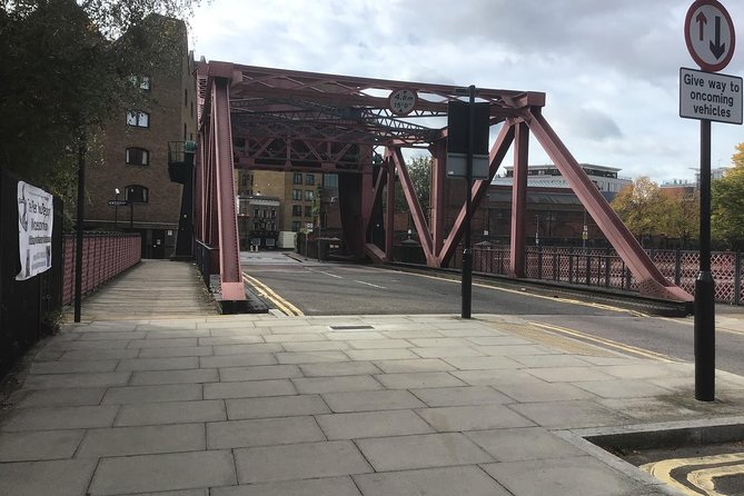 Historic walk of East Londons Wapping Docks and its famous Pubs - Stop-by-stop: your walk from Docklands to St Katharine Docks