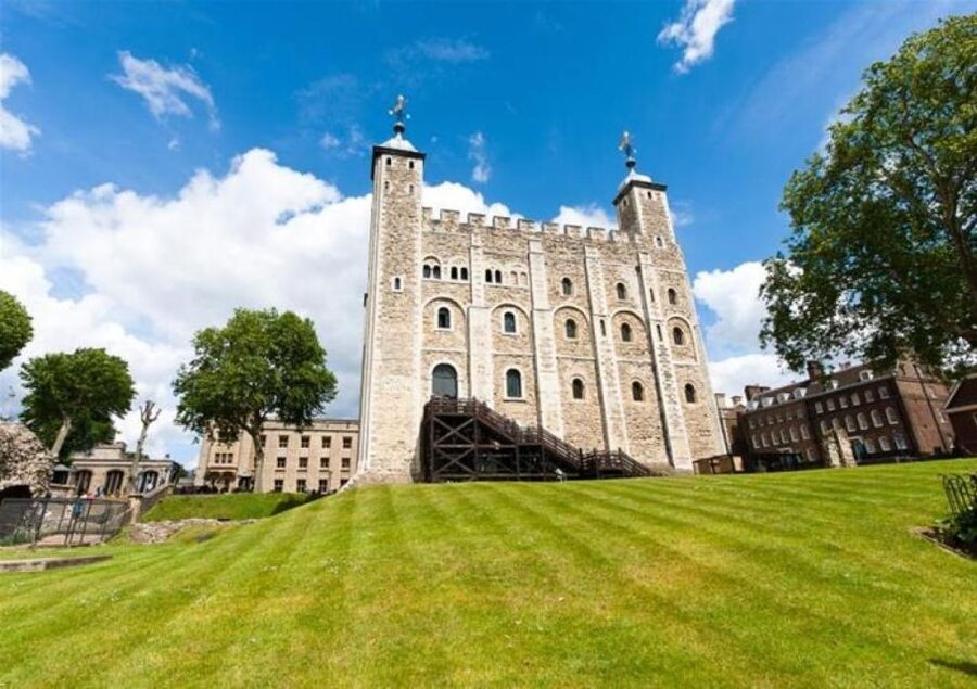 Hop on Hop off London Bus Tour & Tower of London - Audio Guides in 12 Languages: Great When It Works