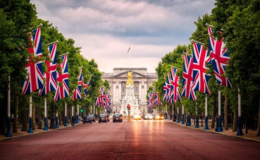 Iconic London Running Tour - Whitehall to Royal Windows: Horse Guards, Green Park, and Buckingham