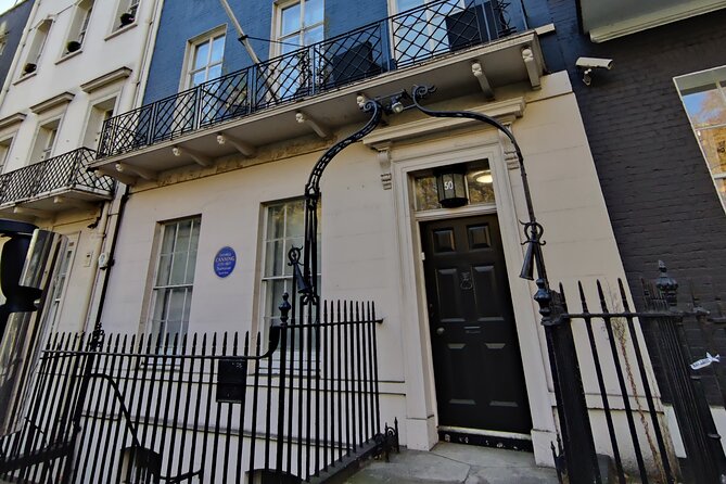 Immersive London Treasure Hunt Adventure - Outdoor Escape Room - Competition mode: leaderboard pressure vs group bonding