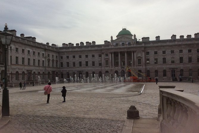 James Bond Private Tour - Stop 1: Vauxhall Bridge and the MI6-zone storytelling
