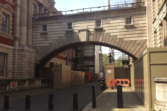 James Bond Private Tour - Stop 2: Notting Hill and the Spectre doorway moment