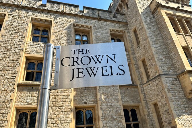 Kid-Friendly Private Tower of London Tour with Blue Badge Guide - Outdoors most of the time: shoes, weather, and cobblestones