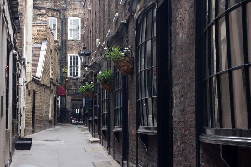 Lights, Camera, London! Movie Locations Walking Tour - Trafalgar Square: when epic locations meet crowd-level storytelling
