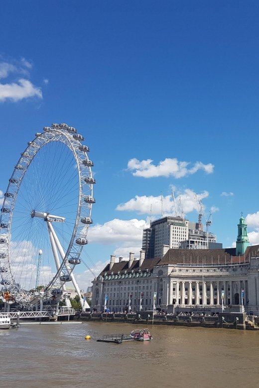 London: 30 Top City Sights Guided Group Walking Tour - Green Park to Buckingham Palace: the royal runway and the 10:00 AM guard details