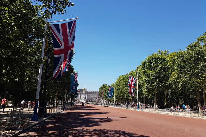 London 30 Top Sights with Fun Local Guide - Buckingham Palace, Green Park, and a Changing-of-the-Guard viewing spot