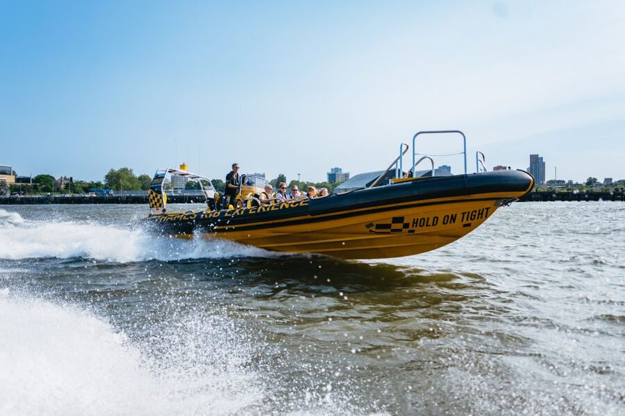 London: 45-Minute Speedboat Sightseeing Tour - Who the live commentary and music is for