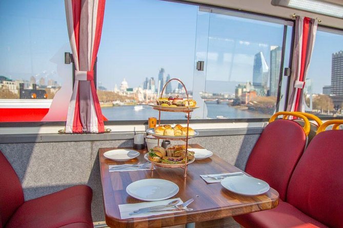 London Afternoon Tea Bus and Panoramic Tour on Lower Deck - Is There a Real Tour Guide or Narration?
