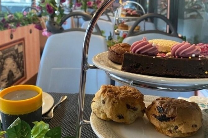 London Afternoon Tea Bus with Panoramic Tour - The sights route: Buckingham Palace, Westminster Abbey, the London Eye, and more