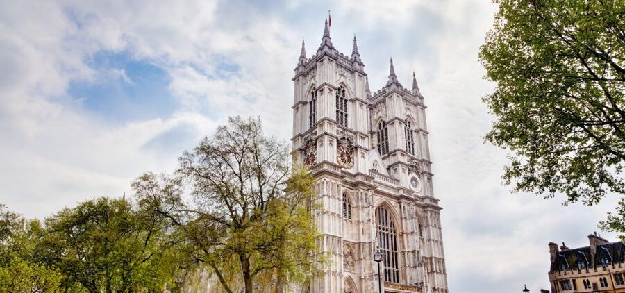 London: App-Based Walking Tour with 30 Stops - Piccadilly Circus to St. Paul’s Cathedral: Neon Nights and a Massive Dome