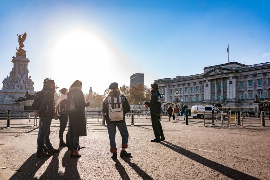 London: Best Landmarks Walking Tour - From St James’s Park to Buckingham Palace via The Mall