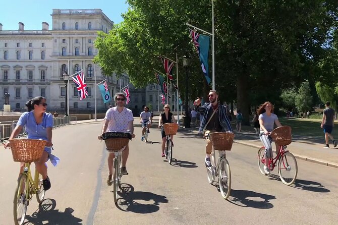 London Bike Tour: Landmarks, Secret Gems, Pub Stop & Street Art - Royal London on two wheels: St James’s Park to Buckingham Palace