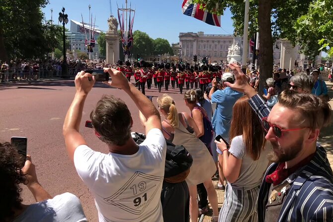 London Bike Tour: Landmarks, Secret Gems, Pub Stop & Street Art - Horseguards to Trafalgar and Covent Garden: moving from power to street life