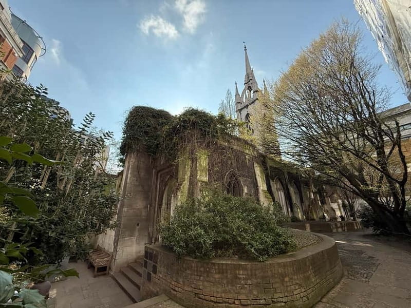 London Blitz Tour - Explore City of London Wartime History - St. Paul’s Cathedral: more than a landmark after the bomb hits